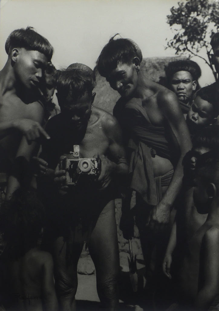 Investigating a camera. Butbut, Tinglayan, Kalinga. 1948. [Eduardo Masferre]