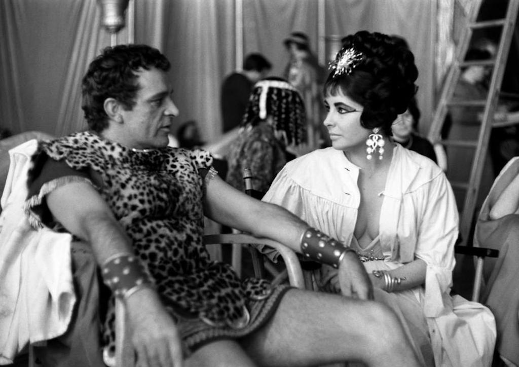 Richard Burton and Elizabeth Taylor in Rome filming Cleopatra (1963). In between takes they would visit the Bulgari store close by and go shopping. 