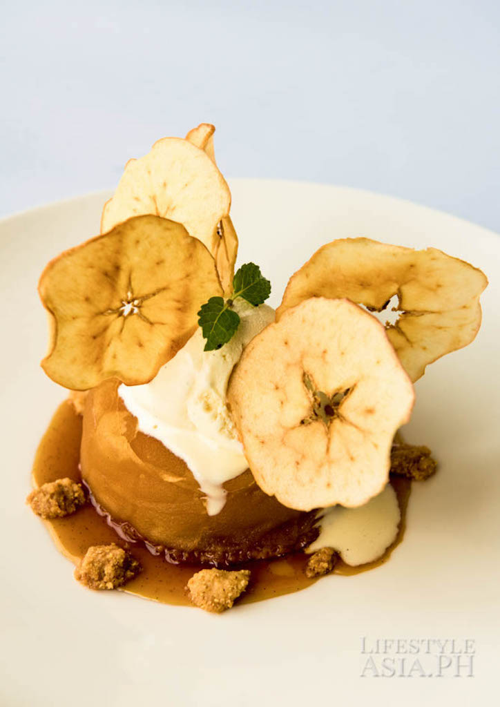 The apple tart tatin looks like a crown on the food