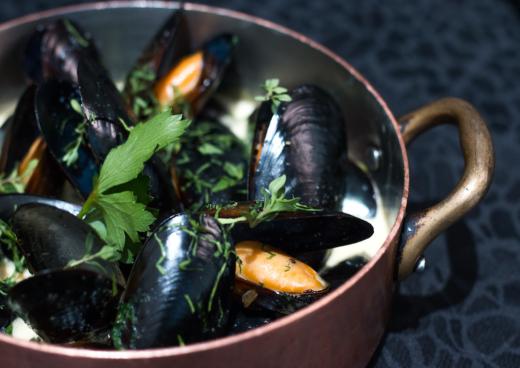Mussels 'á la Normande' - Mussels cooked with white wine, Normandy cider, garlic and cream.