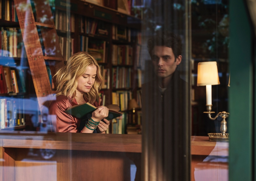 In "You", Penn Badgely plays Joe Goldberg, who is obsessed with girlfriend Beck (Elizabeth Lail)