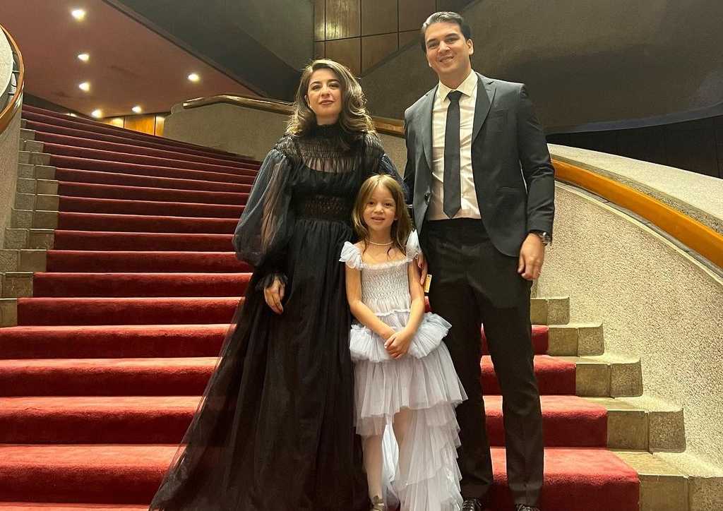 Vania Romoff and family InArticle