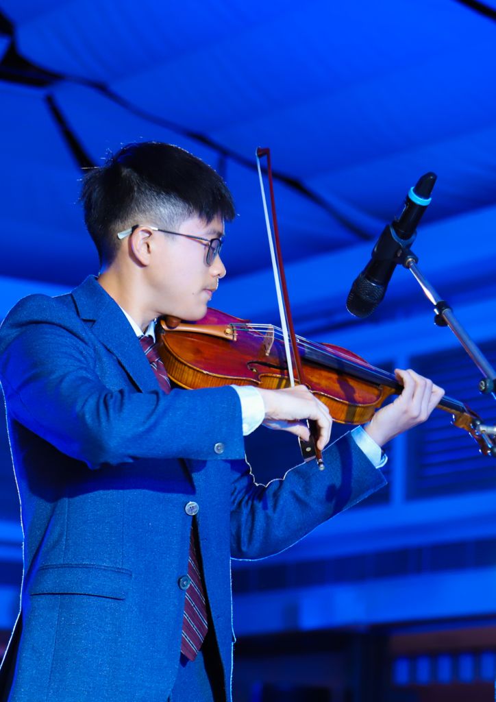 Violin solo performance by Billy Hung