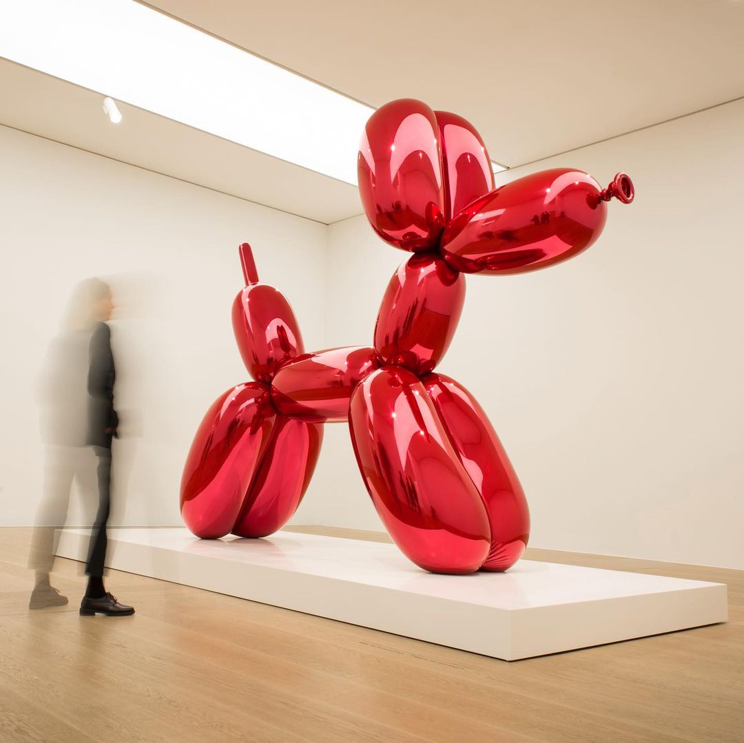 Jeff Koons piece entitled Balloon Dog Red