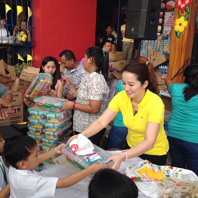 Kris Aquino distributing school supplies